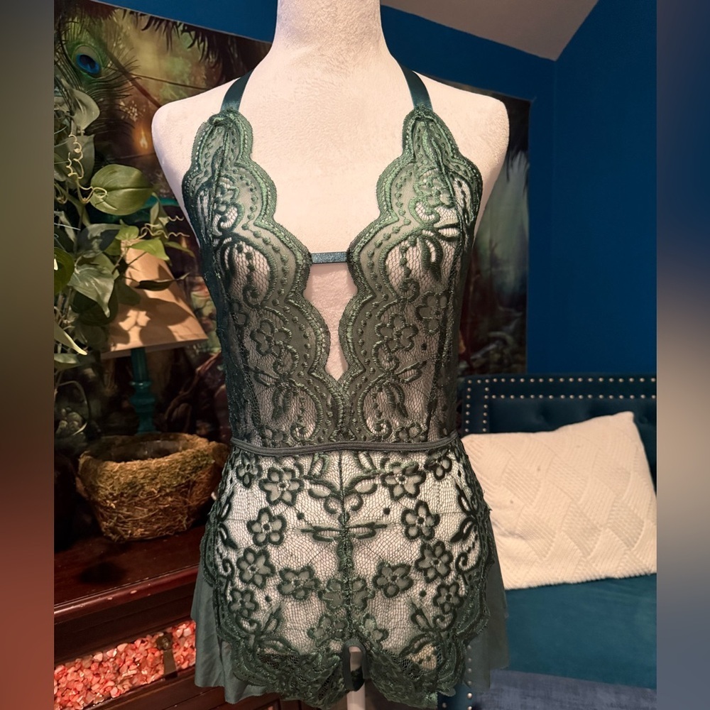 Elegant Green Flutter Lace Crotchless Bodysuit